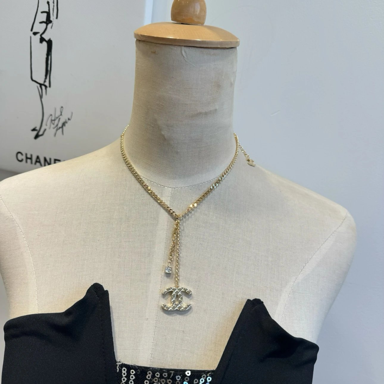 Gold diamond pattern short necklace with brass V