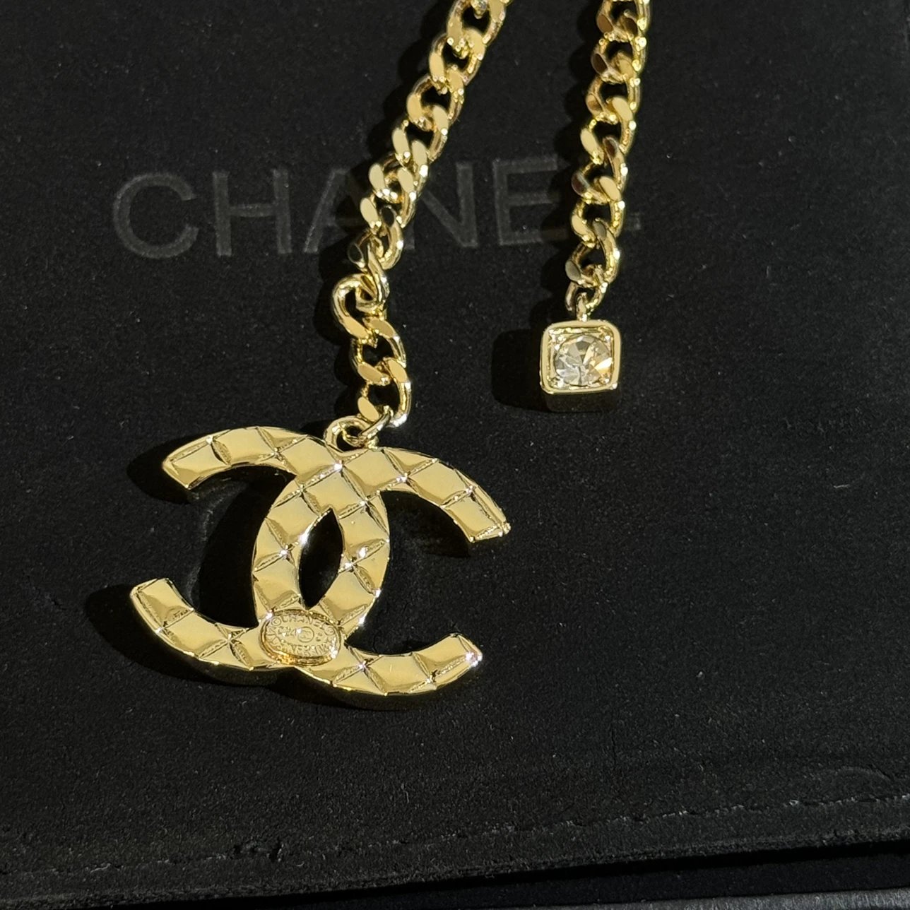 Gold diamond pattern short necklace with brass V