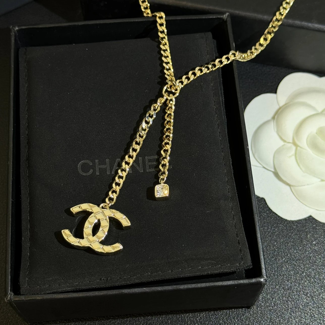 Gold diamond pattern short necklace with brass V
