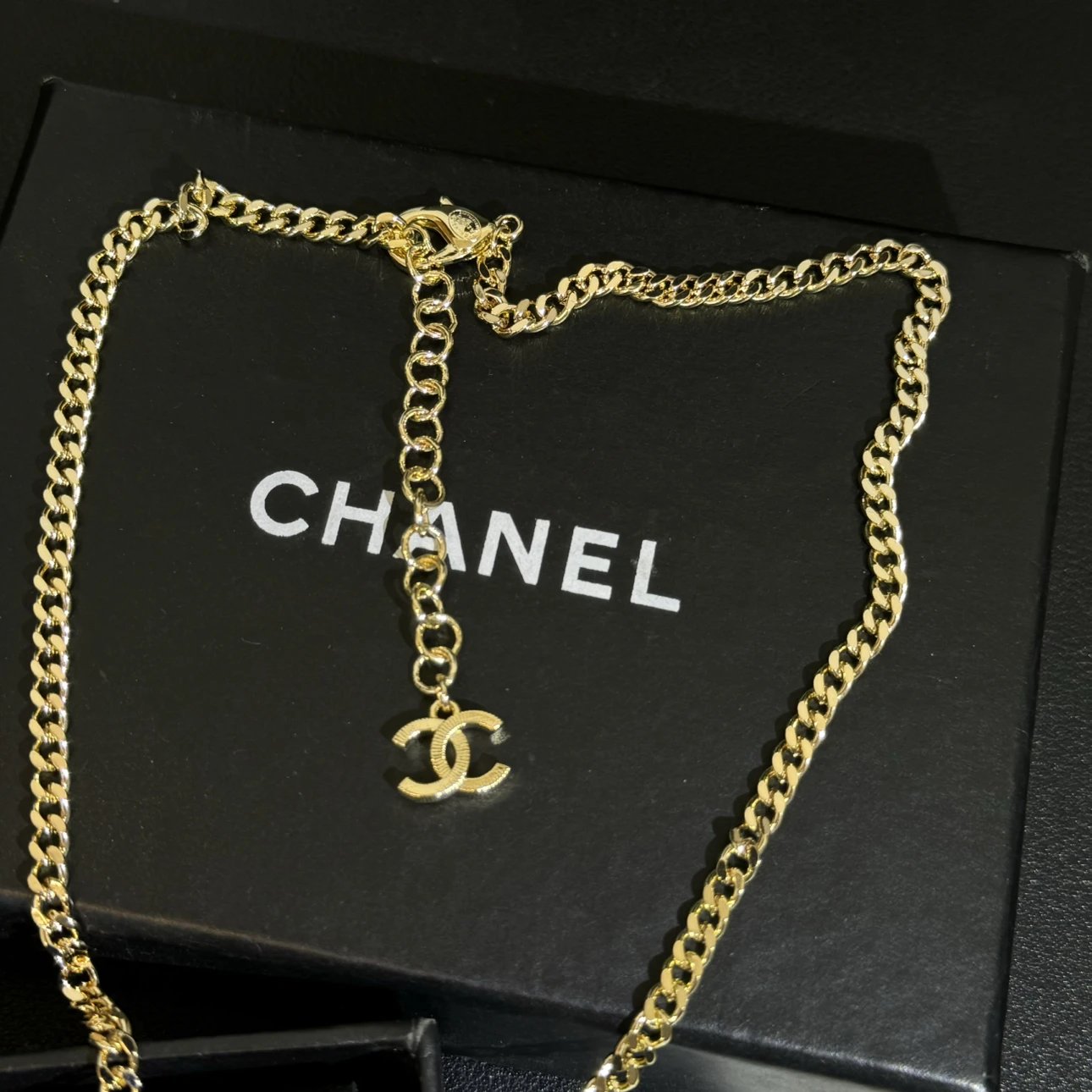 Gold diamond pattern short necklace with brass V