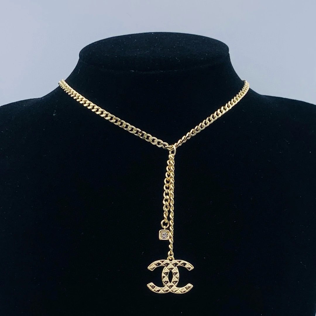 Gold diamond pattern short necklace with brass V