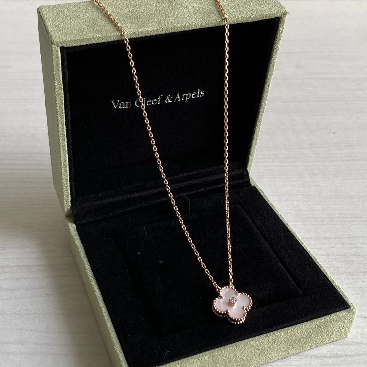 VC Four-leaf Clover Agate Diamond Necklace Pink Full Set Packaging