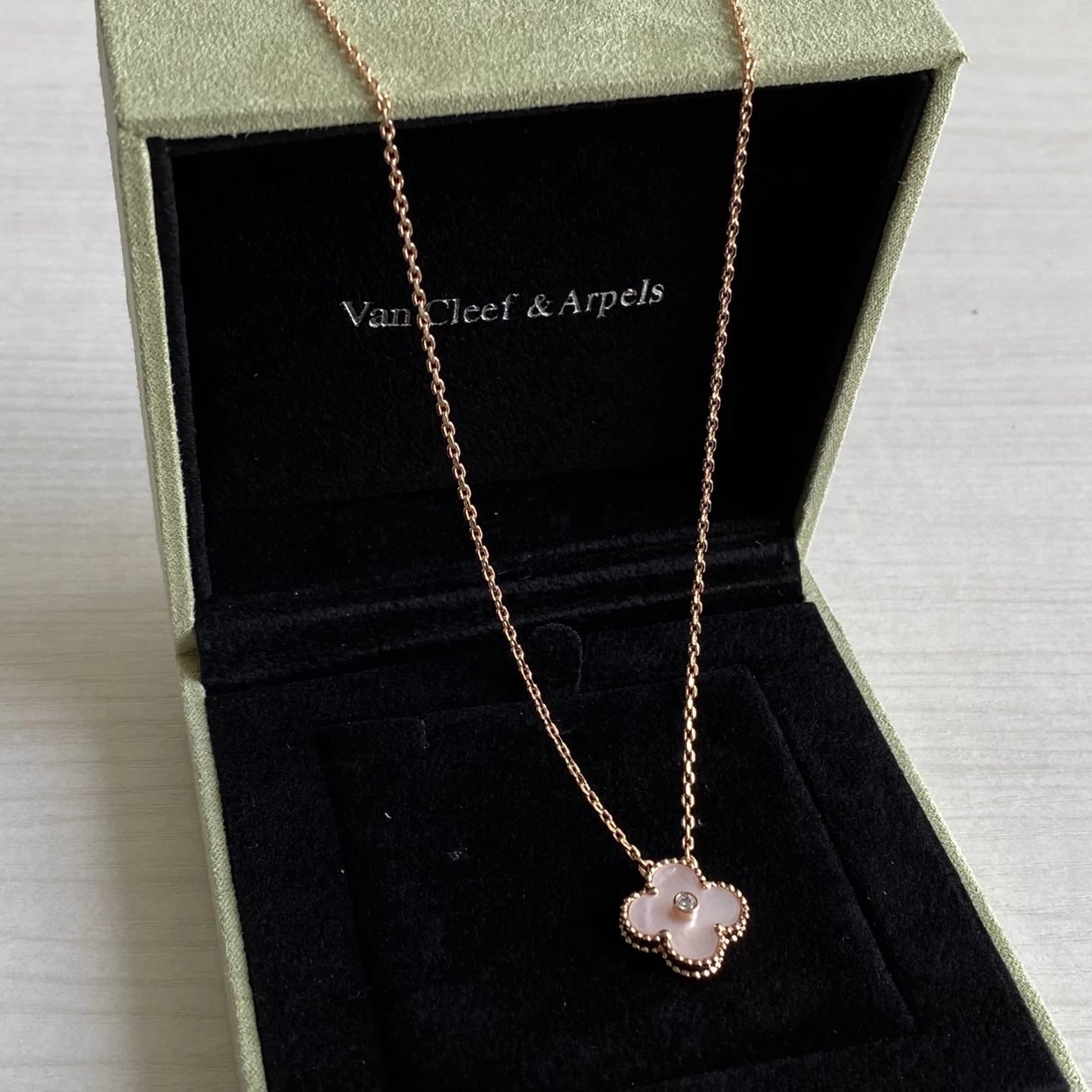 VC Four-leaf Clover Agate Diamond Necklace Pink Full Set Packaging