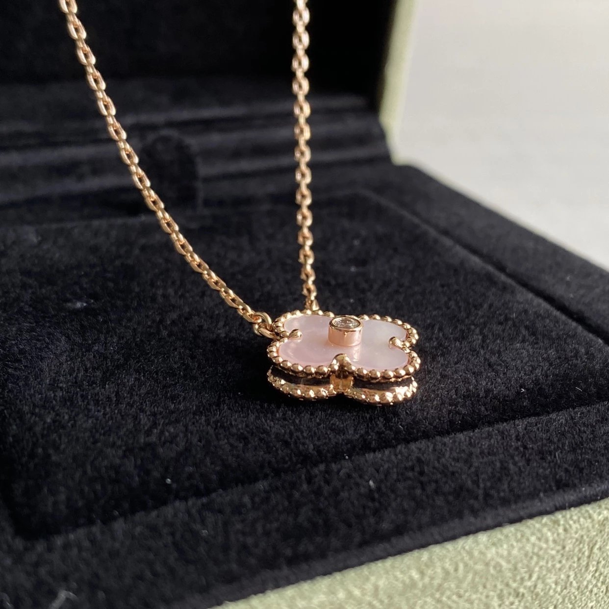 VC Four-leaf Clover Agate Diamond Necklace Pink Full Set Packaging