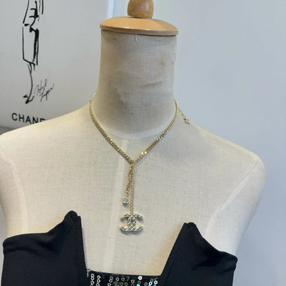 Gold diamond pattern short necklace with brass V
