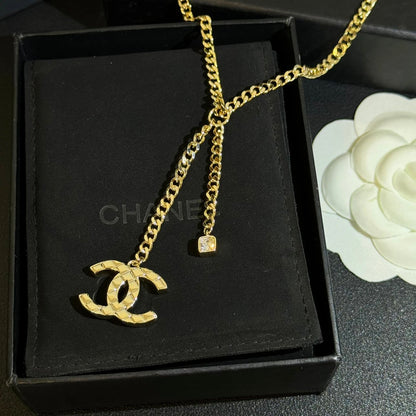 Gold diamond pattern short necklace with brass V