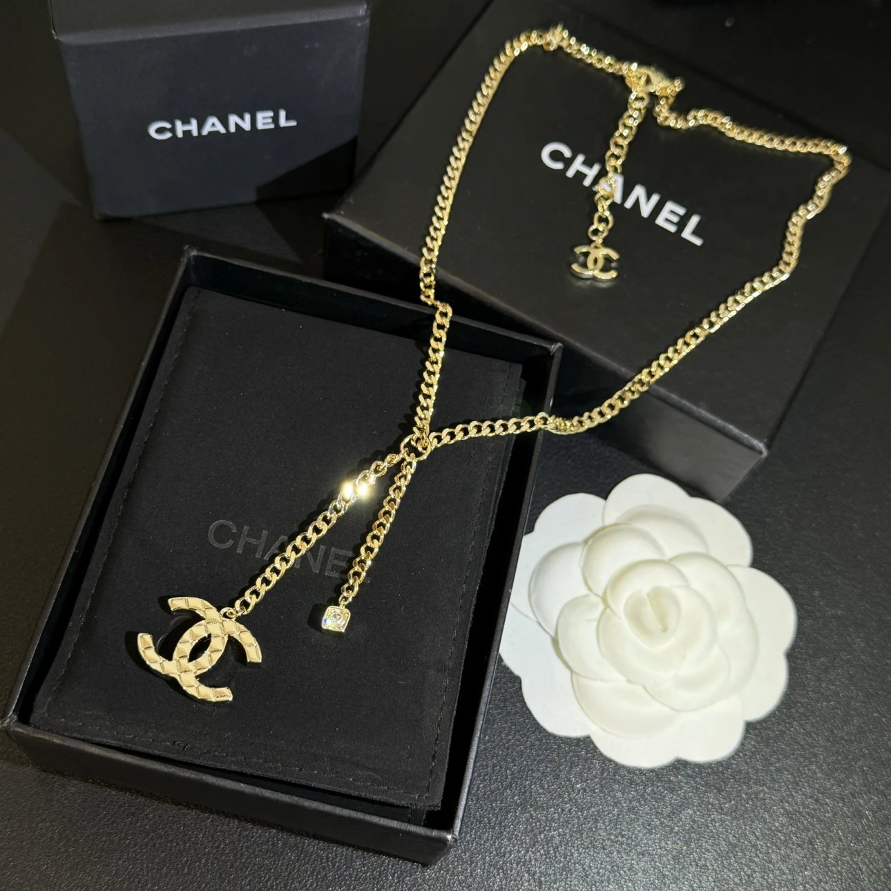Gold diamond pattern short necklace with brass V