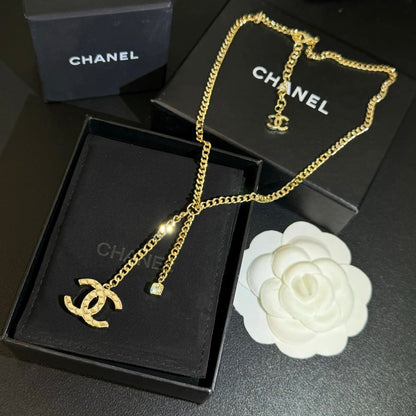 Gold diamond pattern short necklace with brass V
