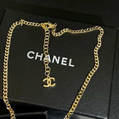 Gold diamond pattern short necklace with brass V