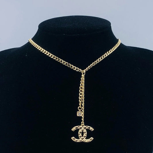 Gold diamond pattern short necklace with brass V