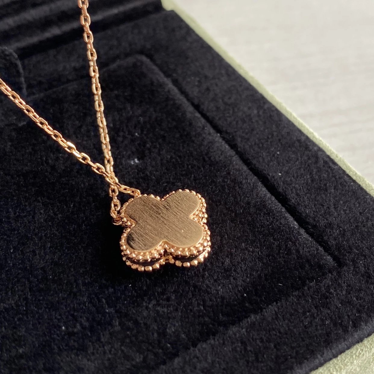 VC Four-leaf Clover Agate Diamond Necklace Pink Full Set Packaging