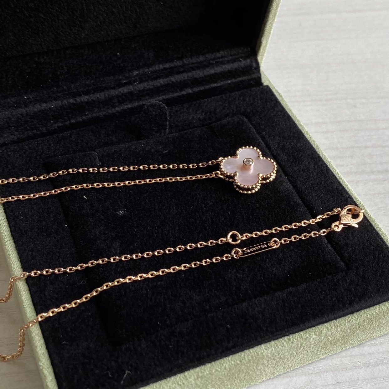 VC Four-leaf Clover Agate Diamond Necklace Pink Full Set Packaging